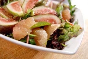 Рецепт с фото: Салат с грейпфрутом и инжиром