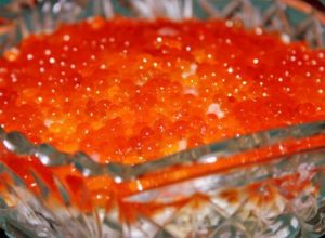 Новогодний рецепт с фото: Салат с красной икрой